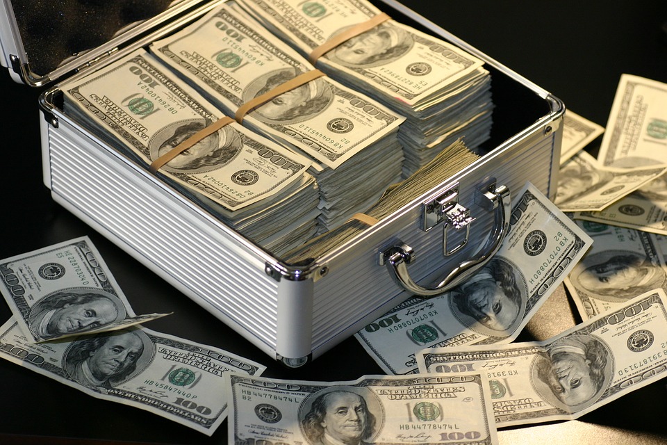 peníze v kufříku
